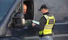 Naktiniai reidai: ir neblaivūs vairuotojai, ir bandymas papirkti