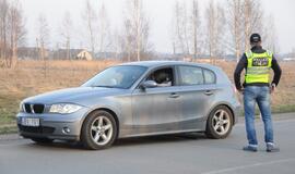 Naktiniai reidai: ir neblaivūs vairuotojai, ir bandymas papirkti