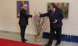 Ligoninę puošiantys meno darbai sugulė į albumą