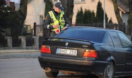 Naktiniai reidai: ir neblaivūs vairuotojai, ir bandymas papirkti