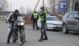 Naktiniai reidai: ir neblaivūs vairuotojai, ir bandymas papirkti