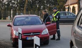 Naktiniai reidai: ir neblaivūs vairuotojai, ir bandymas papirkti