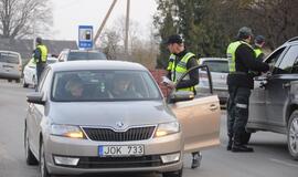 Naktiniai reidai: ir neblaivūs vairuotojai, ir bandymas papirkti