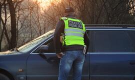 Naktiniai reidai: ir neblaivūs vairuotojai, ir bandymas papirkti