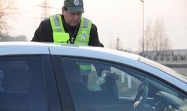 Naktiniai reidai: ir neblaivūs vairuotojai, ir bandymas papirkti