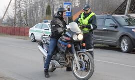 Naktiniai reidai: ir neblaivūs vairuotojai, ir bandymas papirkti