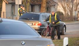 Naktiniai reidai: ir neblaivūs vairuotojai, ir bandymas papirkti