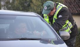 Naktiniai reidai: ir neblaivūs vairuotojai, ir bandymas papirkti