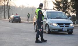 Naktiniai reidai: ir neblaivūs vairuotojai, ir bandymas papirkti