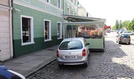 Senamiesčio gatvėse vietoje automobilių - staliukai
