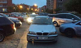 „Audi" aplamdęs girtuoklis bandė pabėgti iš kiemo