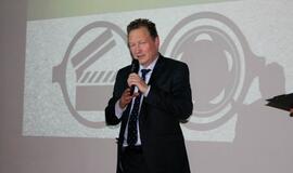 Trumpas kinas. Daina ekrane