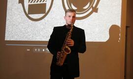 Trumpas kinas. Daina ekrane