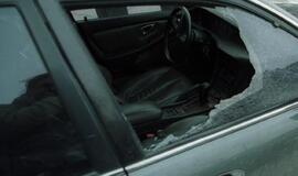 Taranavę automobilį metaliniais strypais išdaužė langus ir žibintus
