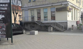 Trys merginos vogė drabužius su visomis pakabomis