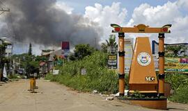 Filipinai: aviacija per klaidą atakavo savo kariškių pozicijas, žuvo 10 žmonių
