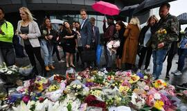 Jungtinė Karalystė tylos minute pagerbs teroristinio išpuolio Londone aukas