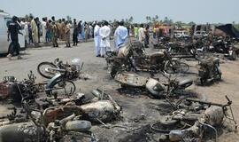 Pakistane užsidegus ir sprogus naftovežiui žuvo 146 žmonės