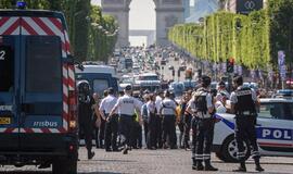 Paryžiuje automobilis rėžėsi į policijos autobusą