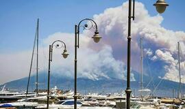 Italijoje liepsnoja Vezuvijaus ugnikalnio šlaitai