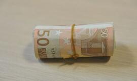 Norėdamas įsigyti draugų, trylikametis išdalino tūkstančius eurų