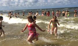 Palangoje per pusę tūkstančio vaikų pirmą kartą pasisveikino su jūra