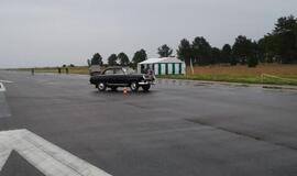 Nidos aerodrome "nutūpė" klasikiniai automobiliai