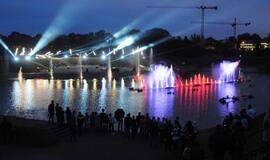 Jono kalnelis: fontanų ir pirotechnikos šou