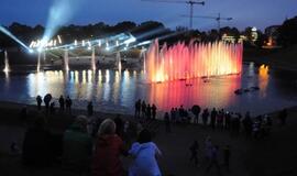 Jono kalnelis: fontanų ir pirotechnikos šou