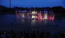 Jono kalnelis: fontanų ir pirotechnikos šou