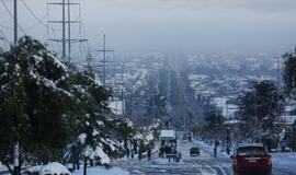 Reta sniego audra paralyžiavo Čilės sostinę Santjagą