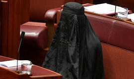 Australijoje partijos lyderė į Senato posėdį atėjo su burka