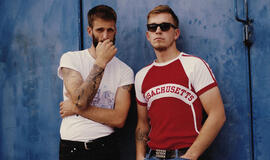 Justinas Jarutis festivaliui „Roko naktys“ ruošiasi skriedamas ant banglentės