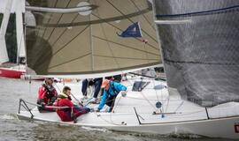 Pirmajame „Kuršių marių regatos“ etape – žmogus už borto