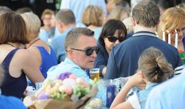 Teatro aikštė nusidažė mėlyna spalva