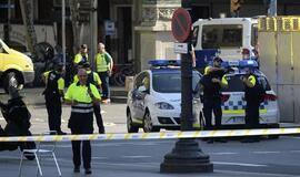 Policija: judrioje Barselonos gatvėje į pėsčiuosius įsirėžus autobusiukui, mažiausiai vienas žmogus žuvo, o 32 buvo sužeisti