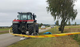 Šilutės rajone traktorius mirtinai sužalojo dviratininką