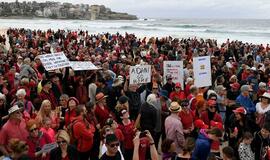 Tūkstančiai australų protestuoja prieš kontraversiškos anglių kasyklos statybą