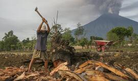 Indonezija: Balyje suaktyvėjus Agungo ugnikalniui, atšaukta daugiau kaip 440 skrydžių