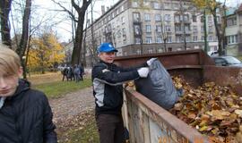 Klaipėdiečiai dalyvavo lapų grėbimo talkoje