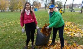 Klaipėdiečiai dalyvavo lapų grėbimo talkoje