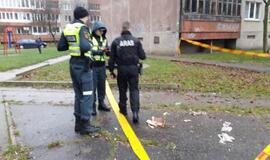 Daugiabučio kieme - mįslinga geltona dėžė