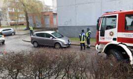 Daugiabučio kieme - mįslinga geltona dėžė