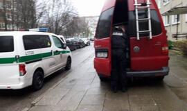 Daugiabučio kieme - mįslinga geltona dėžė