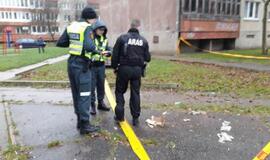 Daugiabučio kieme - mįslinga geltona dėžė