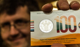 100-mečiui skirtą monetą išleido trys Baltijos šalys