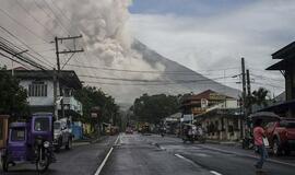 Aktyviausiam Filipinų ugnikalniui išspjovus didžiulį pelenų debesį, regione pakeltas pavojaus lygis