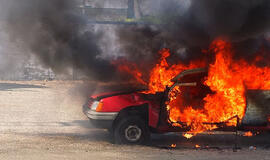 Dešimt automobilius deginusių marijampoliečių nuteisti už teroro aktą