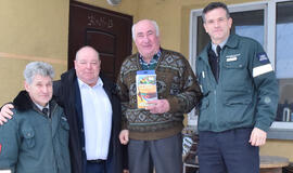 Klaipėdos rajone žmonėms dovanojo trispalves