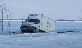 Rusnėje į ledą įlūžo sunkvežimis pilnas žuvies